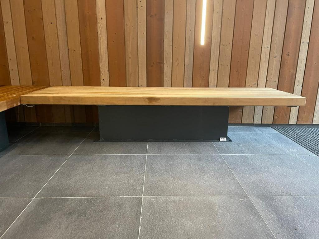 Parkbank Armas 5 Onze design parkbanken Armas in een winkelcentrum. Prachtige blikvangers