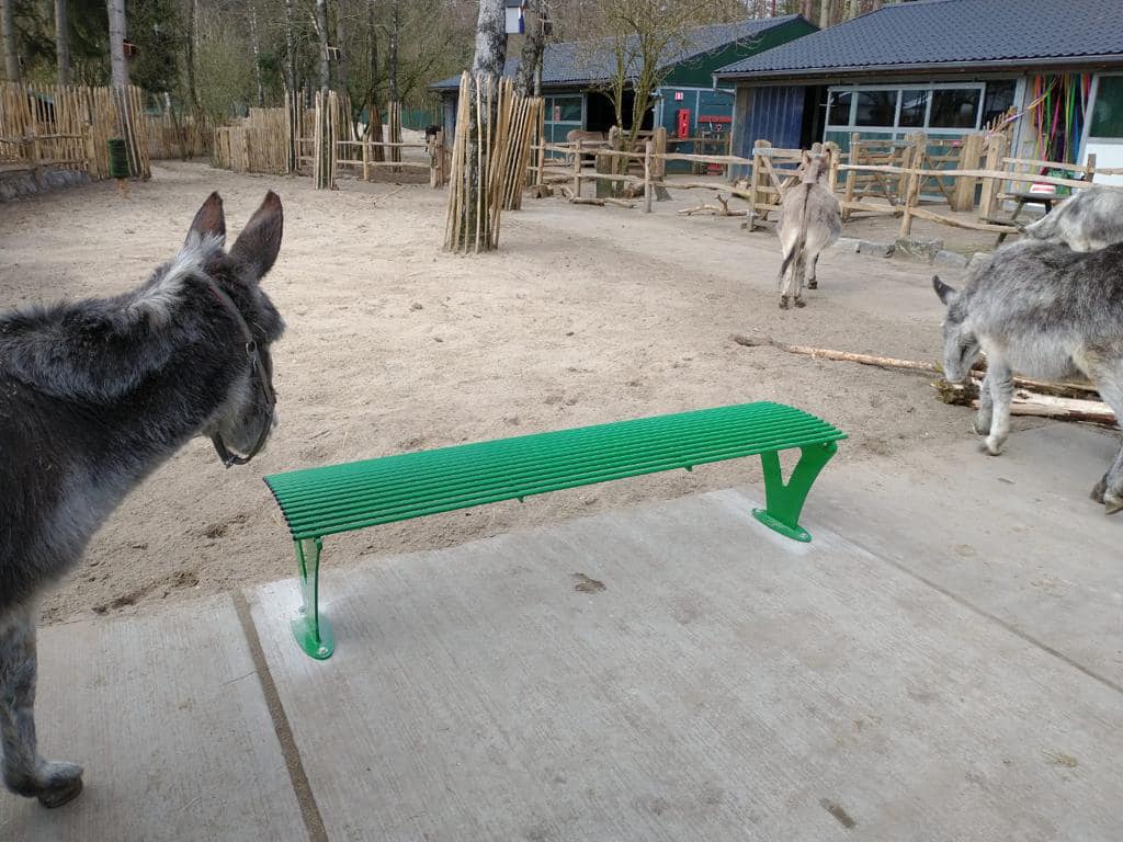 Parkbank Athene 17 Parkbank Athene in een groen ral kleur zonder rugleuning bij De Ezel sociëteit