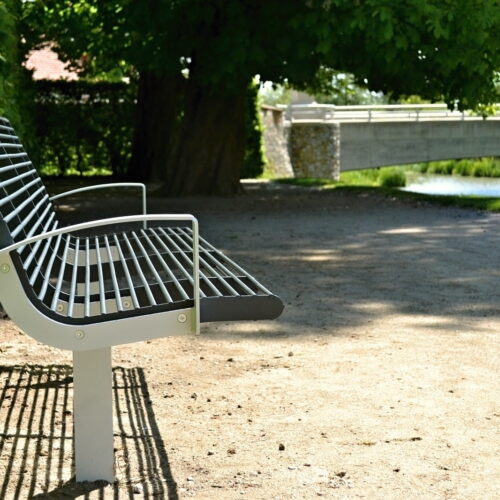 Parkbank Babia 22 De parkbank Babia combineert elegantie en functionaliteit in een modern en duurzaam ontwerp, ideaal voor parken en straten.
