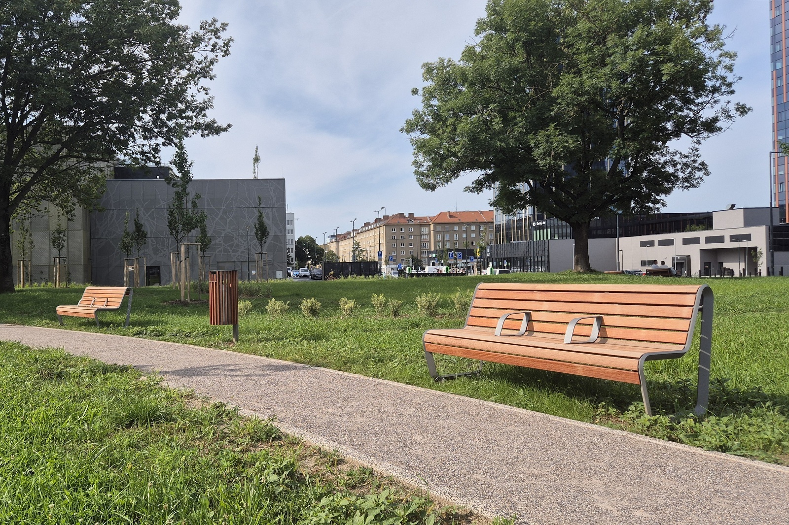 Design parkbank Borola 17 Parkbanken met rugleuning en armleuningen – voor wie comfort én design belangrijk vindt.