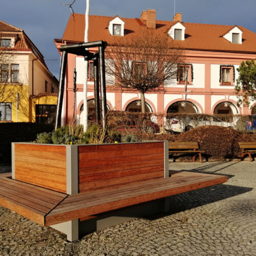 Plantenbak- zitbankcombinatie model Cimi 14 Afgewerkt met duurzaam FSC hout en voor de afwerking van deze plantenbak zitcombinatie van de ijzerdelen heeft u de keuze uit verschillende ral kleuren.