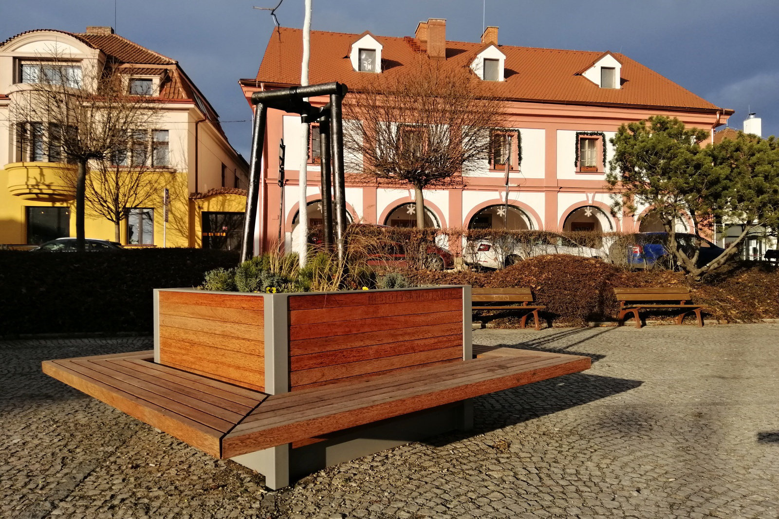 Plantenbak- zitbankcombinatie model Cimi 3 Afgewerkt met duurzaam FSC hout en voor de afwerking van deze plantenbak zitcombinatie van de ijzerdelen heeft u de keuze uit verschillende ral kleuren.