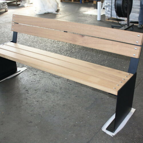 Parkbank Amburgo 9 Een kijkje in de fabriek, de parkbank is gereed om ingepakt te worden voor transport.