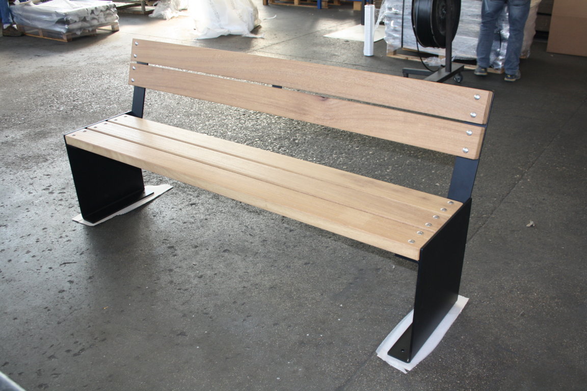 Parkbank Amburgo 4 Een kijkje in de fabriek, de parkbank is gereed om ingepakt te worden voor transport.