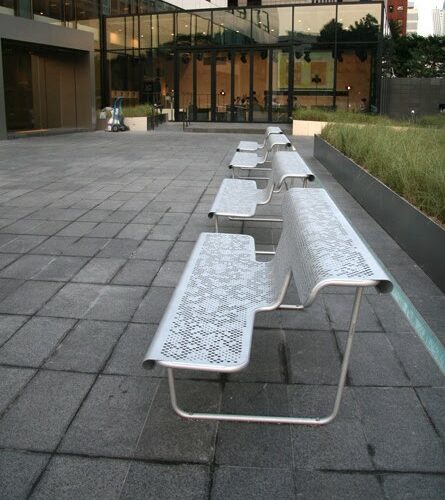 Parkbank De dichter 18 Elegantie ten top, de Zwitserse parkbanken van SKWshop, hier in het