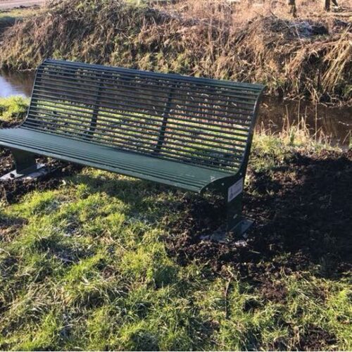 Parkbank Athene 42 Onze parkbank Athene, indien wij deze voor u plaatsen gebruiken we onze betonpoeren met een lengte van ca. 600 mm. Afgebeeld deze fraaie design parkbank in een groene ral kleur.