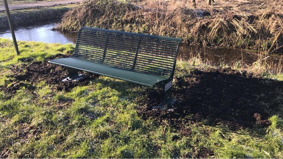 Parkbank Athene 13 Onze parkbank Athene, indien wij deze voor u plaatsen gebruiken we onze betonpoeren met een lengte van ca. 600 mm. Afgebeeld deze fraaie design parkbank in een groene ral kleur.