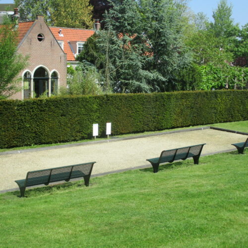 Parkbank Athene 34 Drie van deze parkbanken op een rij in Kennemeroord. Parkbanken model Athene in ral 6009 gecoat.