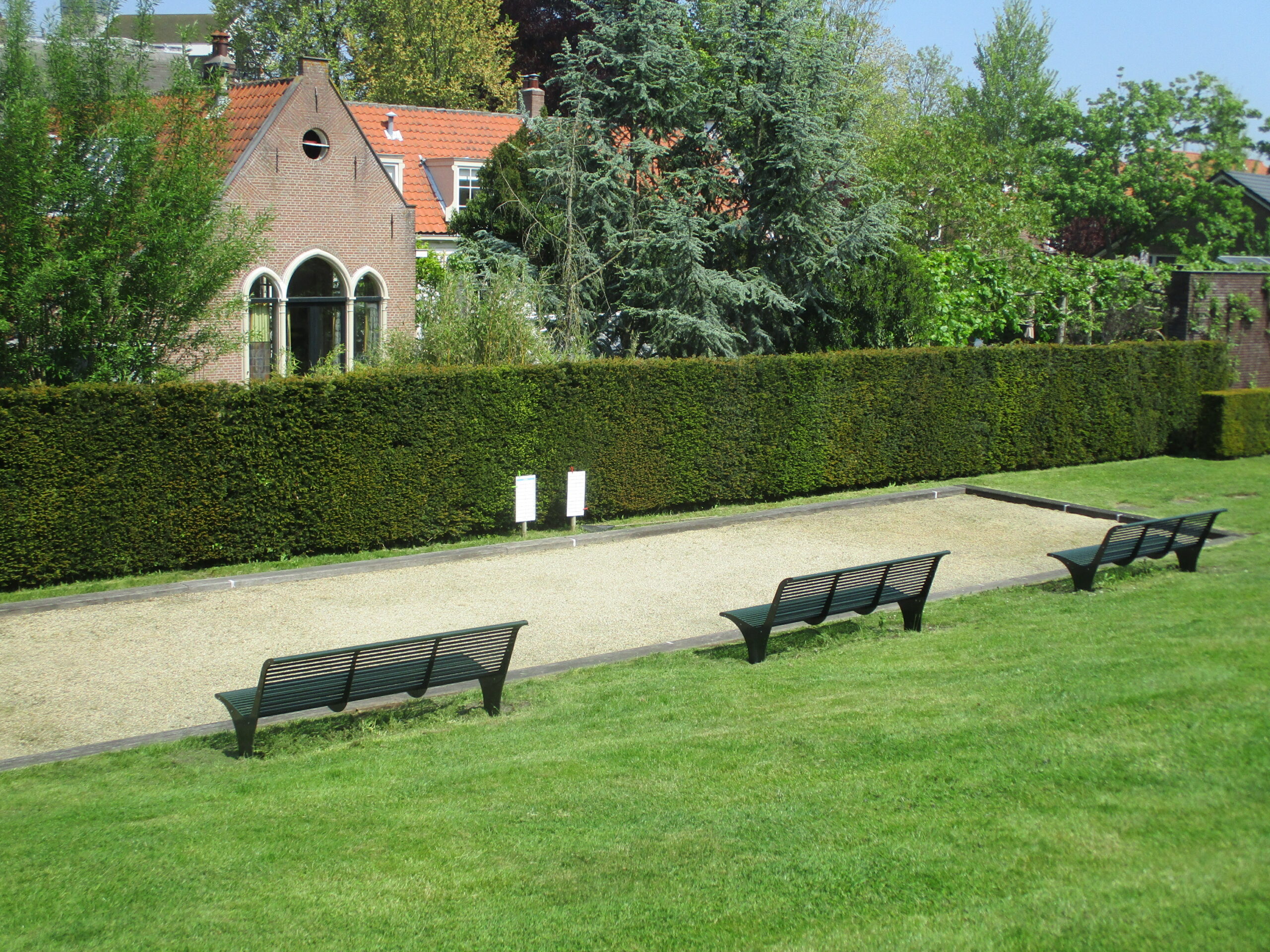 Parkbank Athene 5 Drie van deze parkbanken op een rij in Kennemeroord. Parkbanken model Athene in ral 6009 gecoat.