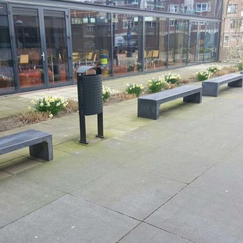 Beton banken 13 Onze betonbanken bij scholengemeenschap Huizermaat in Huizen. En fraai ogende onverwoestbare oplossing