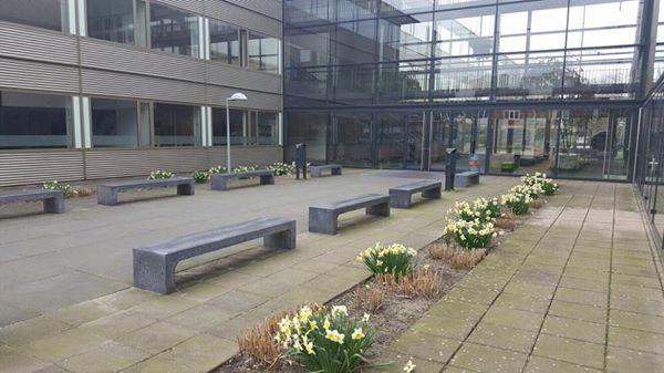 Beton banken 8 Onze betonbanken, een ideale oplossing voor scholen. Afgebeeld de grote betonbanken in antraciet.