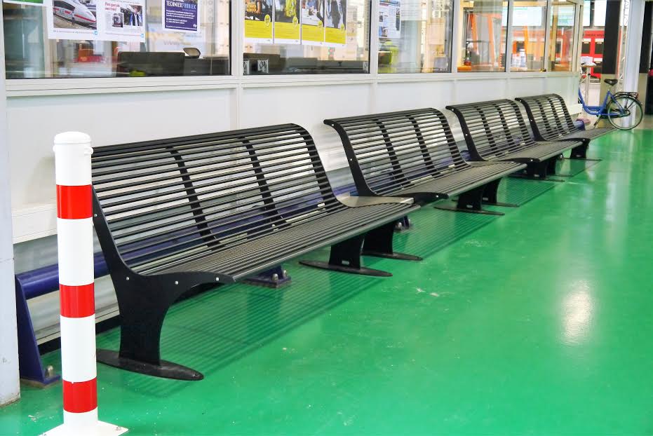 Parkbank Athene 2 Onze fraaie design parkbanken model Athene op een rij. Hier bijNedTrain