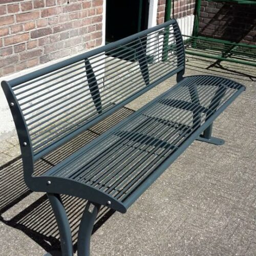 Parkbank Tauri Color 21 Onze parkbank Tauri met rugleuning in een fraaie antraciet kleur uitgevoerd. (ral 7016)