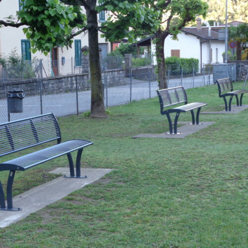 Parkbank Tauri Color 28 Parkbanken Tauri Color, hier naast elkaar geplaatst.