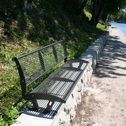 Parkbank Tauri Color 23 Parkbank Tauri met ingekorte bankvoeten. Gecoat in ral 9005