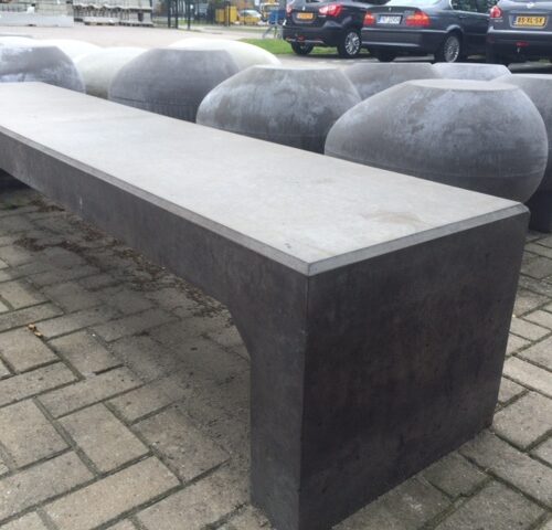 Betonnen U-banken. Ideaal als schoolplein bank en parkbank voor de openbare ruimte.