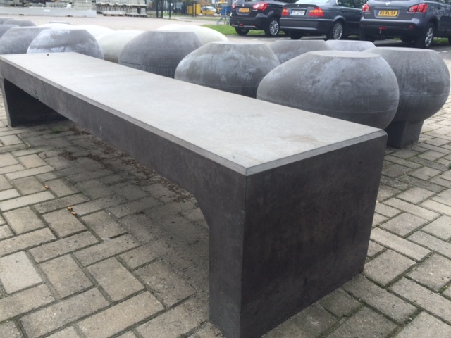 Beton banken 2 Betonnen U-banken. Ideaal als schoolplein bank en parkbank voor de openbare ruimte.