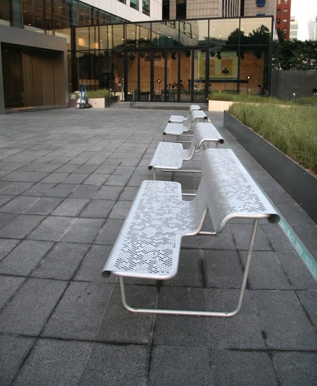 Parkbank De dichter 5 Elegantie ten top, de Zwitserse parkbanken van SKWshop, hier in het "zilver" uitgevoerd