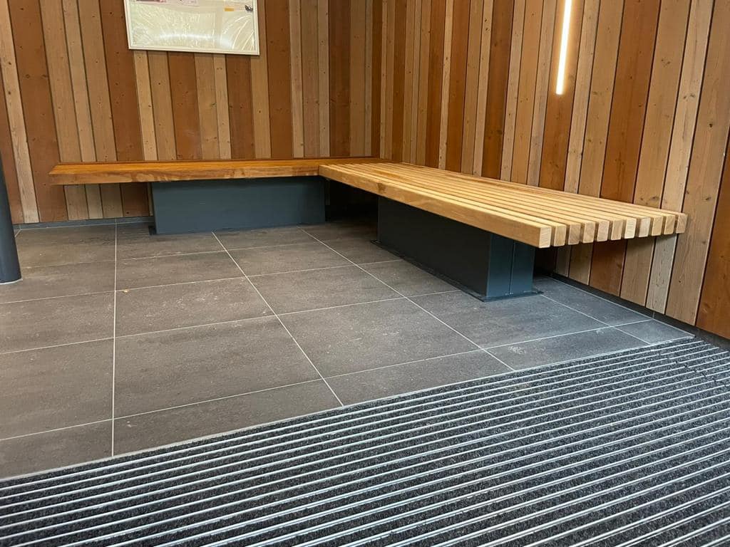 Parkbank Armas 6 Deze fraaie parkbanken zijn absoluut een aanwinst voor zowel de binnen als buitenruimte.