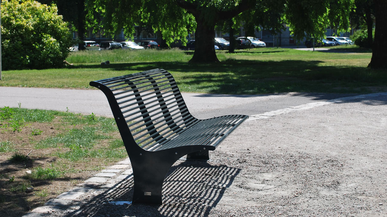 Parkbank Athene 25 Parkbank Athene, Voor wie houdt van keuzes: deze design parkbanken zijn leverbaar met of zonder rugleuning en in diverse RAL-kleuren, zodat u altijd de perfecte variant vindt voor jouw project