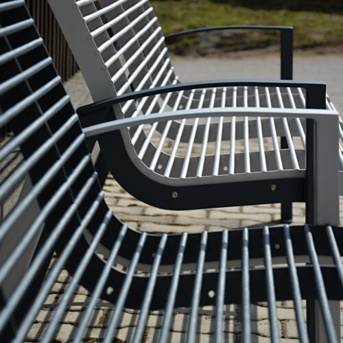 Parkbank Babia 20 Door de ergonomische vormgeving hebben deze fraaie design parkbanken een uitstekend zitcomfort.