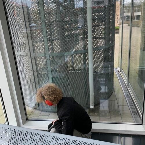 Parkbank De dichter 23 Net als voor al onze parkbanken geldt dat wij deze ook voor u kunnen installeren. Op de afbeelding 1 van onze monteurs.