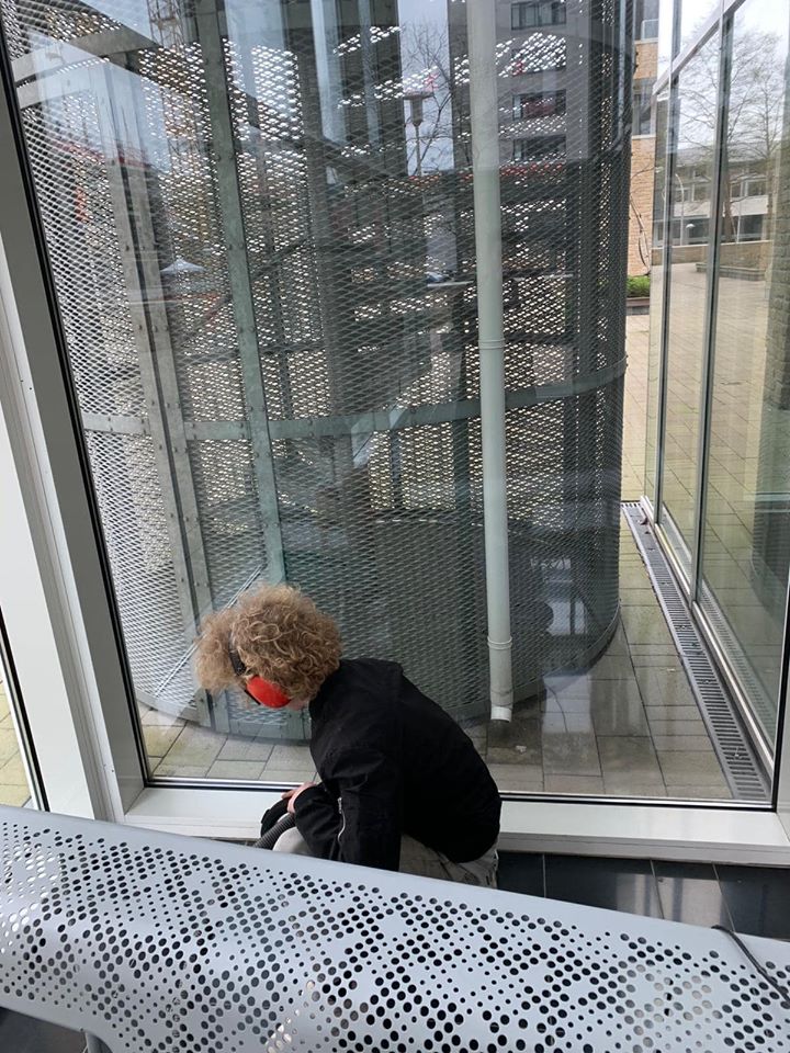 Parkbank De dichter 10 Net als voor al onze parkbanken geldt dat wij deze ook voor u kunnen installeren. Op de afbeelding 1 van onze monteurs.