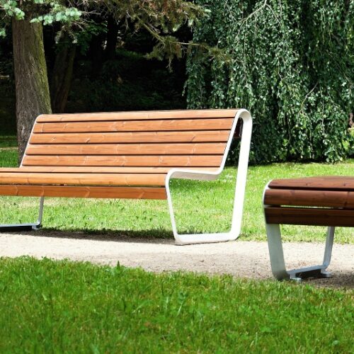 Design parkbank Borola 18 Parkbank Borola met in de grenen uitvoering en het frame in verkeerswit gecoat.