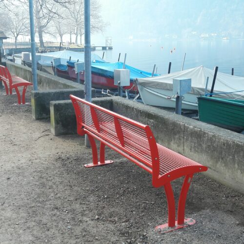 Parkbank Tauri Color 31 Straatmeubilair met een uitstekend zitcomfort voor een scherpe prijs. Afgebeeld twee parkbanken model Tauri naast elkaar in rood ral 5020.