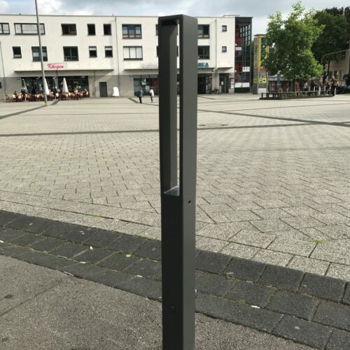 Afzetpaal modern 7 Hier is deze modern vormgegeven parkeerpaal uitgevoerd in de kleur DB703