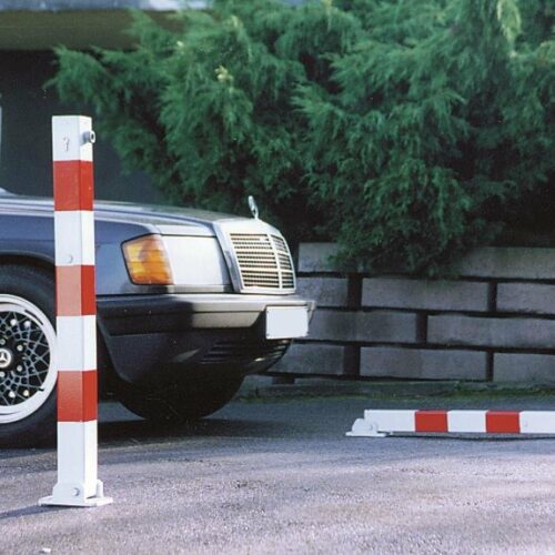 Neerklapbare parkeerpalen. Lengte 900 mm. Uitgevoerd met cilinderslot of driekantslot. De duurzame en voordelige antiparkeerpaal om uw toegang of parkeerplek te beschermen.