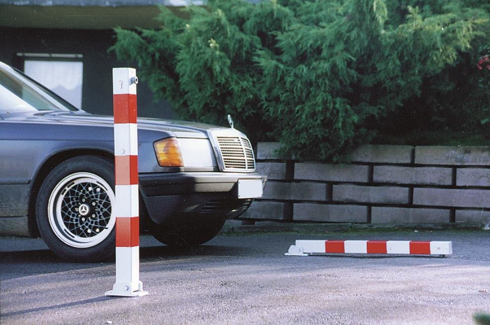 Neerklapbare parkeerpaal 1 Neerklapbare parkeerpalen. Lengte 900 mm. Uitgevoerd met cilinderslot of driekantslot. De duurzame en voordelige antiparkeerpaal om uw toegang of parkeerplek te beschermen.
