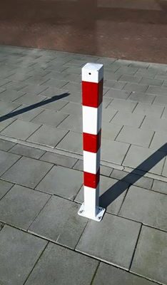 De voetplaat is voorzien van voorgeboorde gaten, zodat u deze eenvoudig op het maaiveld kunt bevestigen.