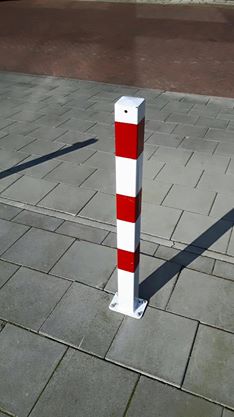 Anti parkeerpalen vierkant vast 70x70mm 2 De voetplaat is voorzien van voorgeboorde gaten, zodat u deze eenvoudig op het maaiveld kunt bevestigen.