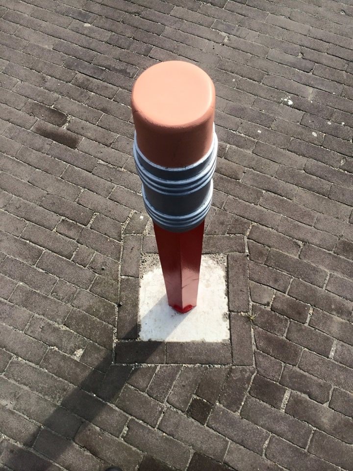 Parkeerpaal Potloodmodel 8 Parkeerpalen potloodmodel. Bijzonder duurzaam en vrolijke blikvangers.