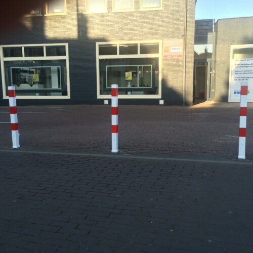 parkeerpaal vierkant uitneembaar 10 Parkeerpalen uitneembaar. Wit gecoat met 3 rode reflecterende strepen. Lengte 900 mm boven het maaiveld.
