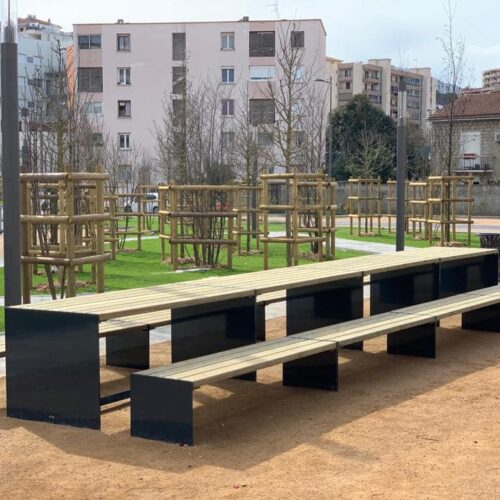 Afgebeeld 3 van deze fraaie picknicksets naast elkaar. Absoluut een aanwinst voor de buitenruimte.