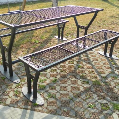 Picknicktafel Village in de stalen uitvoering. Een onverwoestbare picknickset voor de openbare ruimte voor een zeer scherpe prijs.