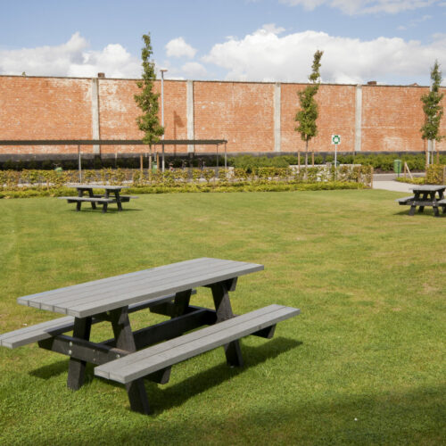 Picknickset, picknicktafels uit deze lijn zijn zeer geschikt voor plaatsing in openbare ruimtes. Geen onderhoud, grafittiproof picknickest en rotvrij!