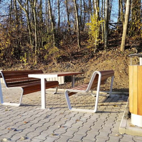 Design parkbank Borola 21 De Borola parkbank biedt comfortabel zitgemak dankzij het ergonomische ontwerp. En met de afgebeelde tafel creëert u eenvoudig een riante picknicktafel.