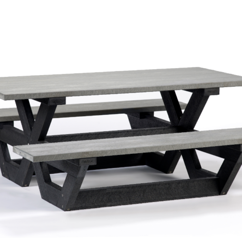 Picknicktafel Cross, de ultieme duurzaamheid. Afgebeeld in zwart-grijs.