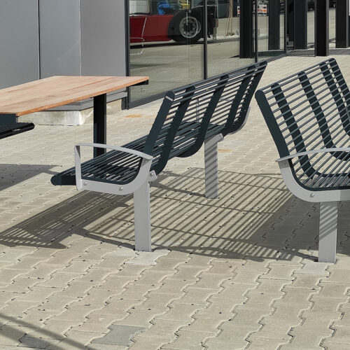 Parkbank Babia 24 Parkbanken model Babia gecombineerd met een tafel. Op aanvraag kunnen we u ook deze picknicktafel leveren.