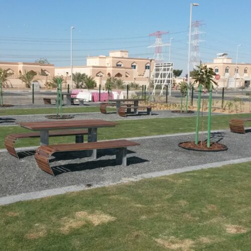 Picknickset Contour. Afgebeeld met een fraaie kersen-afwerking en de ijzerdelen gepoedercoat in een grijze ral kleur. Straatmeubliair op zijn mooist.