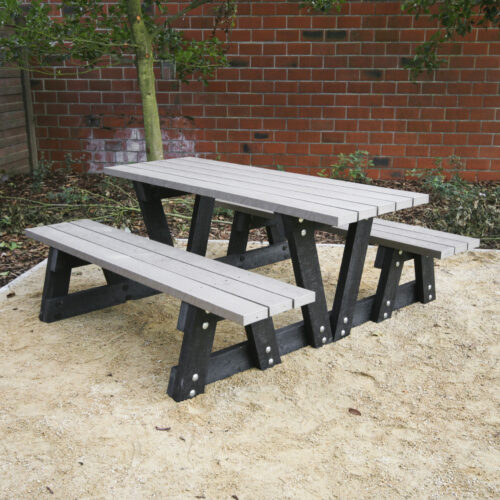 Picknickset Lyon, leverbaar in diverse kleuren en kleurencombinaties. Verrassend voordelige picknicktafels en zeer duurzaam. Op de afbeelding ziet u een fraaie bi-color uitvoering.