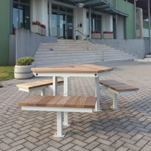 Deze stijlvolle picknicktafel is vervaardigd van hoogwaardig hout en biedt duurzaamheid en een aantrekkelijke uitstraling.