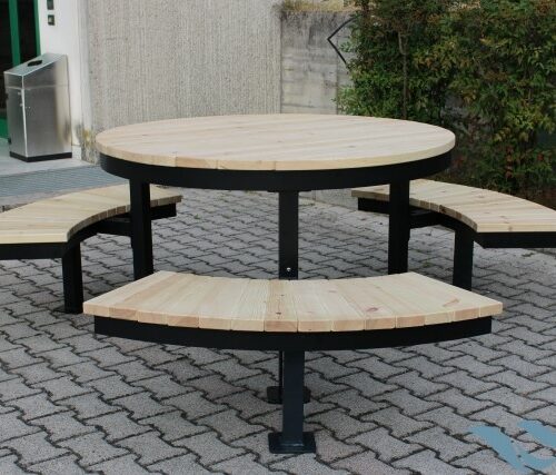 De Picknicktafel model Bilbao is een uitstekende keuze voor zowel openbare als privéruimtes, dankzij zijn inclusieve ontwerp