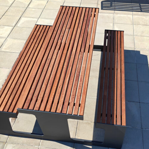 Picknicktafel Vega, laser-gesneden frame, gepoedercoat in een fraaie ral kleur. Voor de zittingen en het blad van de picknicktafel heeft u de keuze uit verduurzaamd grenen en geolied tropisch hard hout.