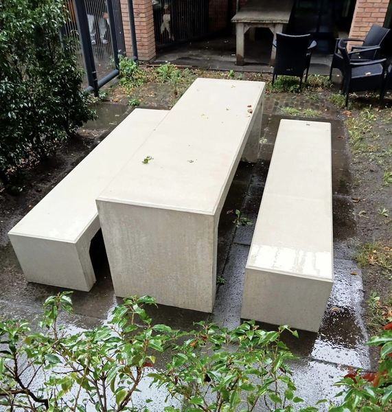 Picknicktafel Dion 5 Picknickset Dion in het lichtgrijs bij GGZ Delfland.