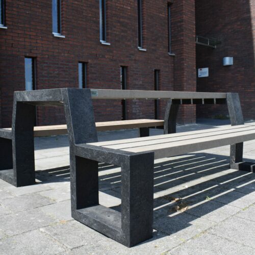 Picknickset Matrix in de beige uitvoering. Ideaal op speel en schoolpleinen en in parken. Geen onderhoud en volgens het Cradle to Cradele principe geproduceerd..