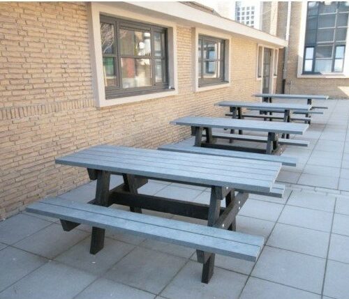 4 van onze massief regeneraat picknicksets op een rij. Rotvrij en zeer duurzaam park- en straatmeubilair.